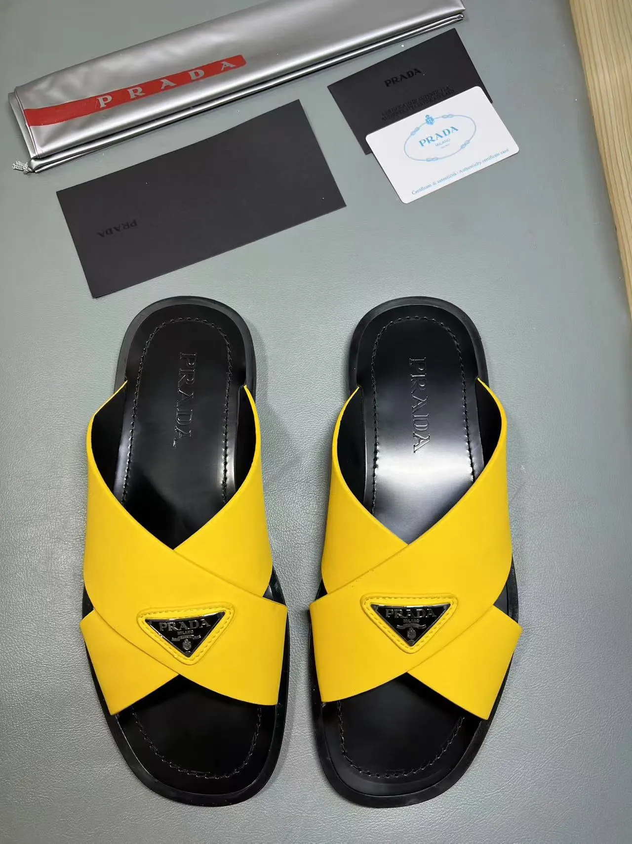 340💰PRADA Prada’s latest slippers are synchronized with the official website. This slipper is made of the brand’s unique and iconic Saffiano leather. The brand logo jumps out from the double straps, and the brand style is clearly visible. Cowhide gives men elegant charm and functional design, making it an ideal choice for vacation and leisure. Size:38-45